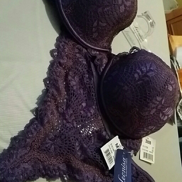 Beautiful set of purple bra and thong with lace. - Picture 1 of 3